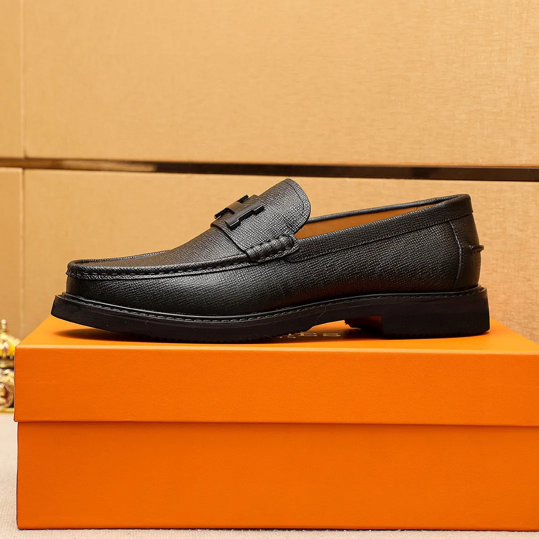 Men's shoes 💰460 💐 Product trademark: HERMES "Hermès" casual leather shoes Regular size: 39-44 (38.45🉑️customized) Product materials: Selected imported first-layer cross-grain cowhide upper + luxury hardware buckle, imported water-dyed cowhide lining. Strong three-dimensional visual effect, non-slip and wear-resistant rubber outsole Color: 4⃣️colors available
